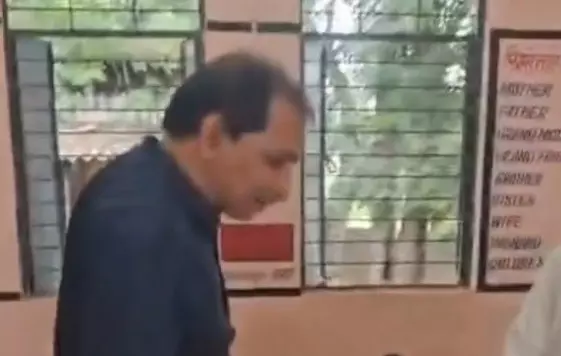 स्टूडेंट्स से घरेलू काम करवा रहा शिक्षक, कलेक्टर के पास शिकायत स्टूडेंट्स से घरेलू काम करवा रहा शिक्षक, कलेक्टर के पास शिकायत