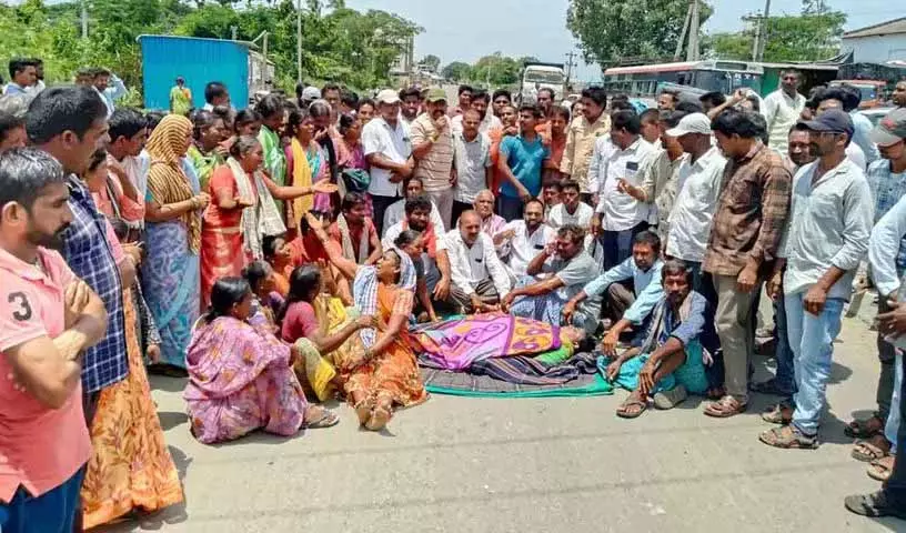 Khammam में महिला की करंट लगने से मौत, ग्रामीणों ने मुआवजे की मांग को लेकर किया प्रदर्शन Khammam में महिला की करंट लगने से मौत, ग्रामीणों ने मुआवजे की मांग को लेकर किया प्रदर्शन