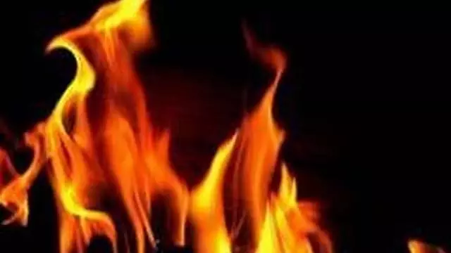 पार्किंग को लेकर हुआ विवाद, आरोपी ने कार में बैठे व्यक्ति पर पेट्रोल डाला, गंभीर रूप से घायल पार्किंग को लेकर हुआ विवाद, आरोपी ने कार में बैठे व्यक्ति पर पेट्रोल डाला, गंभीर रूप से घायल