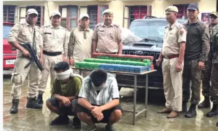 Manipur: अंतर-जिला ड्रग भंडाफोड़ में 2.19 किलोग्राम ब्राउन शुगर जब्त, 3 गिरफ्तार Manipur: अंतर-जिला ड्रग भंडाफोड़ में 2.19 किलोग्राम ब्राउन शुगर जब्त, 3 गिरफ्तार