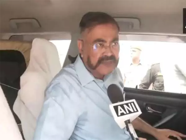 Lucknow: पूर्व डीजीपी की अनूठी पहल, विश्वविद्यालय को पुस्तकों का उपहार Lucknow: पूर्व डीजीपी की अनूठी पहल, विश्वविद्यालय को पुस्तकों का उपहार