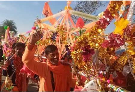 Nawabganj: शिव मंदिर में गूंजे रोजगार की कामना के जयकारे Nawabganj: शिव मंदिर में गूंजे रोजगार की कामना के जयकारे