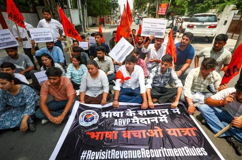 भर्ती में उर्दू को अनिवार्य बनाने के खिलाफ ABVP ने जम्मू में किया विरोध प्रदर्शन भर्ती में उर्दू को अनिवार्य बनाने के खिलाफ ABVP ने जम्मू में किया विरोध प्रदर्शन