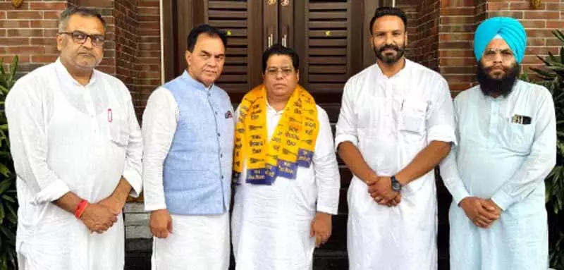 किसान समर्थक नीतियों को प्रेरणा बताते हुए Pabbi आप में शामिल किसान समर्थक नीतियों को प्रेरणा बताते हुए Pabbi आप में शामिल
