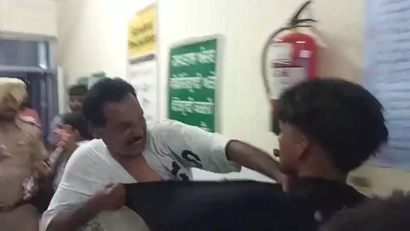 Jalandhar: अस्पताल में हिंसा भड़कने से मरीज़ों और कर्मचारियों में दहशत Jalandhar: अस्पताल में हिंसा भड़कने से मरीज़ों और कर्मचारियों में दहशत