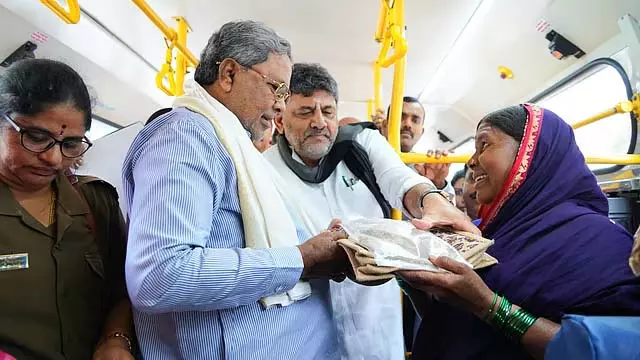 CM सिद्धारमैया कंडक्टर बने; महिला को 500 करोड़ का टिकट बांटा CM सिद्धारमैया कंडक्टर बने; महिला को 500 करोड़ का टिकट बांटा