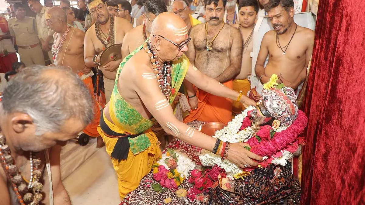 प्रथम श्रावण सोमवार को ढोल-नगाड़े के साथ निकाली गई महाकाल सवारी; वैदिक मंत्रोच्चार से गूंजा उज्जैन प्रथम श्रावण सोमवार को ढोल-नगाड़े के साथ निकाली गई महाकाल सवारी; वैदिक मंत्रोच्चार से गूंजा उज्जैन