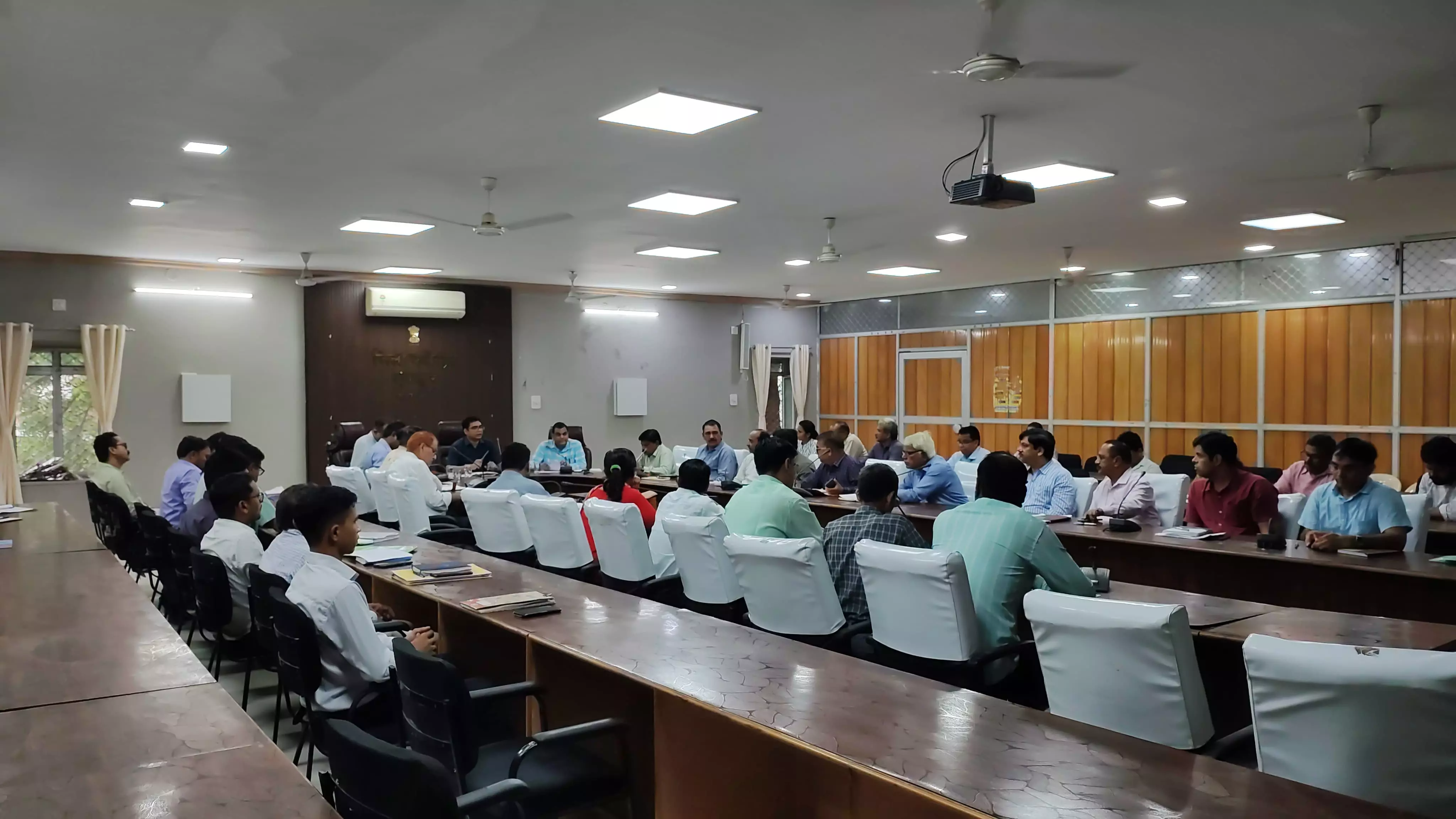 Dungarpur: जिला कलेक्टर साप्ताहिक समीक्षा बैठक आयोजित Dungarpur: जिला कलेक्टर साप्ताहिक समीक्षा बैठक आयोजित