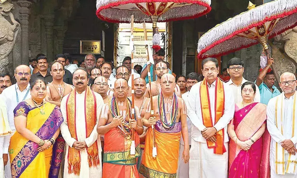 Andhra: तिरुमाला जीयर्स चातुर्मास्य दीक्षा प्रारंभ करते हैं Andhra: तिरुमाला जीयर्स चातुर्मास्य दीक्षा प्रारंभ करते हैं