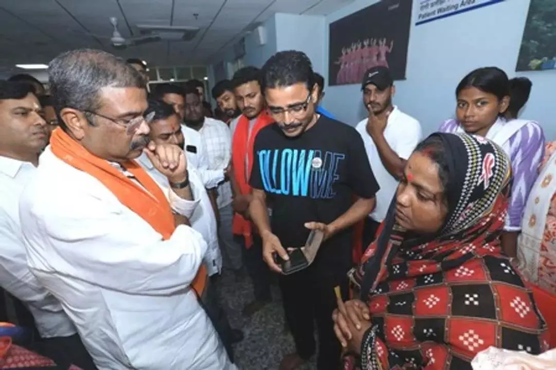 FM कॉलेज घटना: केंद्रीय शिक्षा मंत्री ने पीड़ित परिवार से मुलाकात की FM कॉलेज घटना: केंद्रीय शिक्षा मंत्री ने पीड़ित परिवार से मुलाकात की