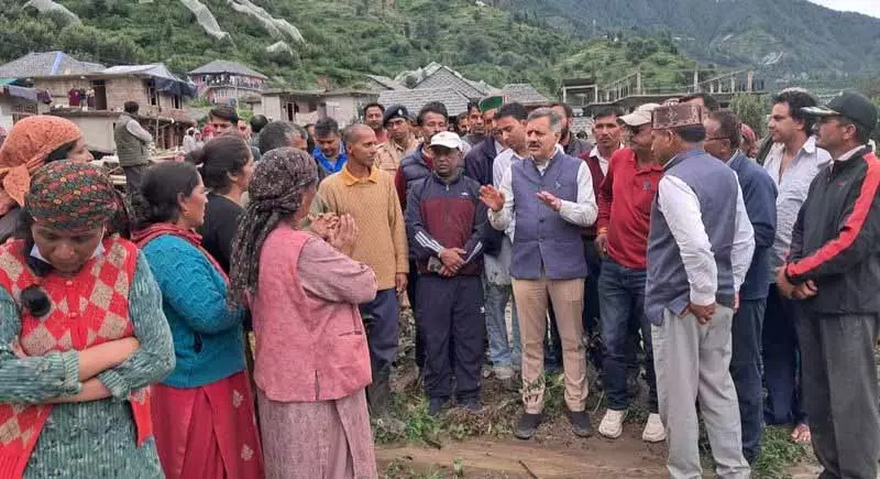Himachal: आशा की किरण जगाते हुए मंत्री ने बाढ़ प्रभावित परिवारों को सहायता देने का वादा किया Himachal: आशा की किरण जगाते हुए मंत्री ने बाढ़ प्रभावित परिवारों को सहायता देने का वादा किया