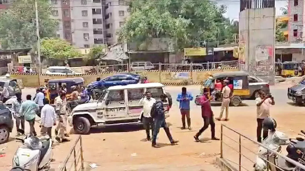Telangana: तीनमार मल्लन्ना कार्यालय में गोलीबारी की घटना में एक व्यक्ति घायल Telangana: तीनमार मल्लन्ना कार्यालय में गोलीबारी की घटना में एक व्यक्ति घायल