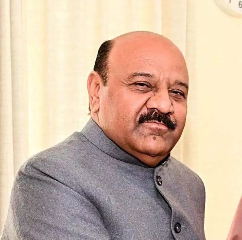 उपमुख्यमंत्री ने घटिया सड़क निर्माण के लिए JE को निलंबित किया उपमुख्यमंत्री ने घटिया सड़क निर्माण के लिए JE को निलंबित किया