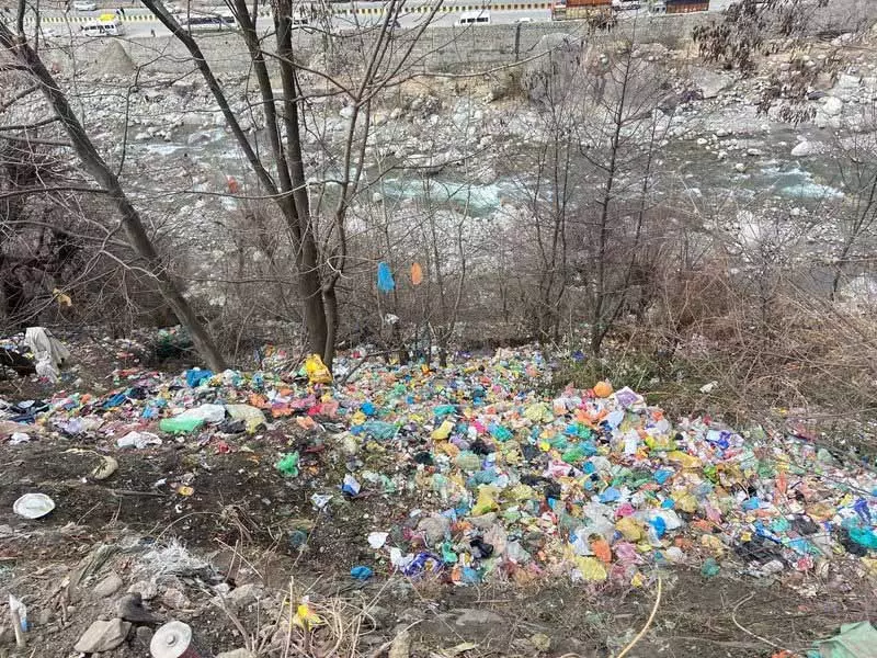 पर्यटन में उछाल के कारण Kullu के सुंदर गांवों में कूड़े का अंबार पर्यटन में उछाल के कारण Kullu के सुंदर गांवों में कूड़े का अंबार