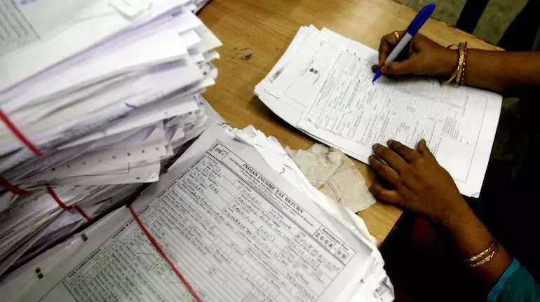 ITR filing:80C और HRA के तहत फर्जी टैक्स कटौती का दावा कर रहे हैं? I-T नोटिस से सावधान ITR filing:80C और HRA के तहत फर्जी टैक्स कटौती का दावा कर रहे हैं? I-T नोटिस से सावधान
