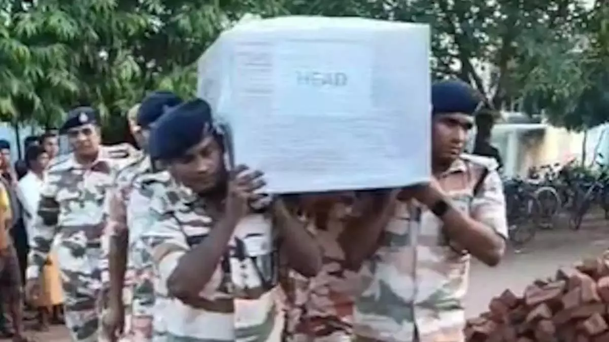 ट्रेन हादसे में शहीद ITBP जवान तुलेश उर्वशा को डारागांव में दी गई अंतिम विदाई ट्रेन हादसे में शहीद ITBP जवान तुलेश उर्वशा को डारागांव में दी गई अंतिम विदाई