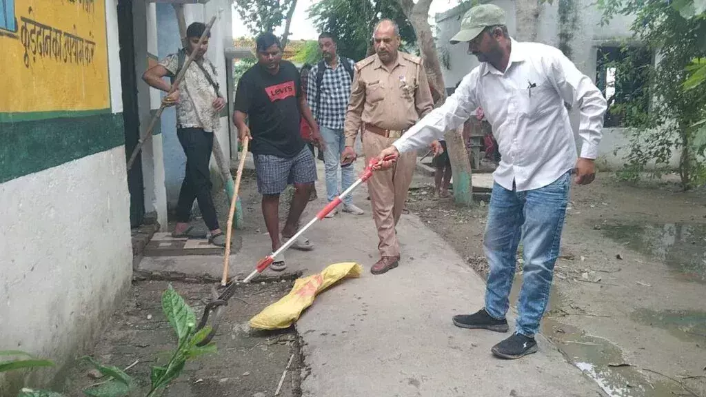 Farrukhabad: प्राथमिक विद्यालय में निकला सांप, वन विभाग ने किया रेस्क्यू Farrukhabad: प्राथमिक विद्यालय में निकला सांप, वन विभाग ने किया रेस्क्यू
