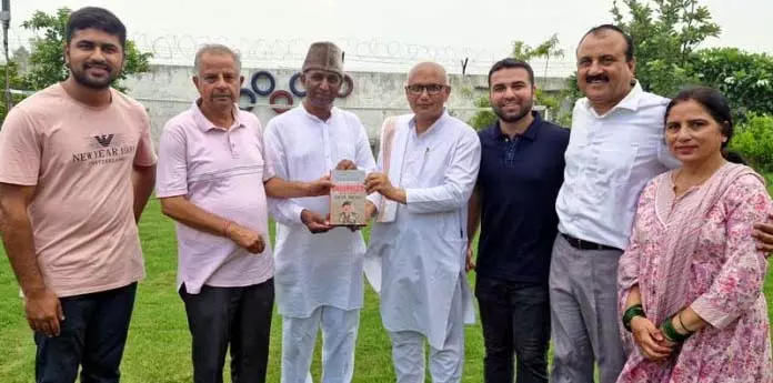 Jammu: कर्नल आर के शर्मा पर आधारित पुस्तक ‘शूरवीर’ का विमोचन Jammu: कर्नल आर के शर्मा पर आधारित पुस्तक ‘शूरवीर’ का विमोचन