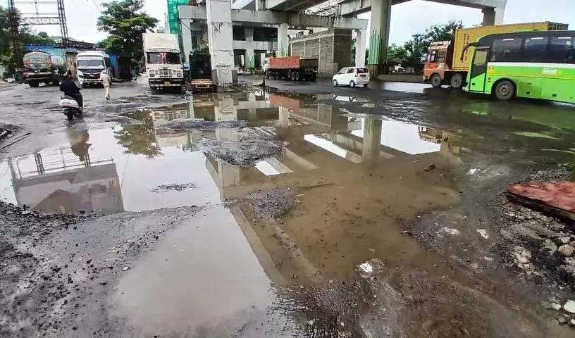 गड्ढों से भरी आंतरिक सड़कें Hyderabad निवासियों को परेशान कर रही गड्ढों से भरी आंतरिक सड़कें Hyderabad निवासियों को परेशान कर रही
