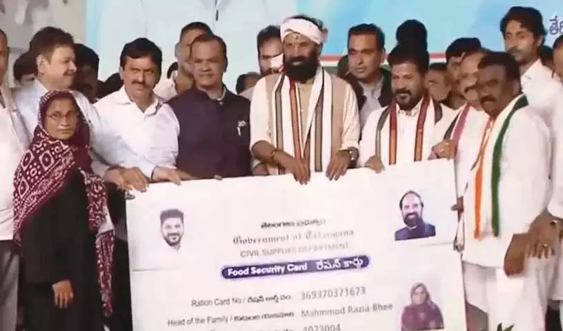 नए राशन कार्ड वितरण कार्यक्रम में CM Revanth Reddy नए राशन कार्ड वितरण कार्यक्रम में CM Revanth Reddy