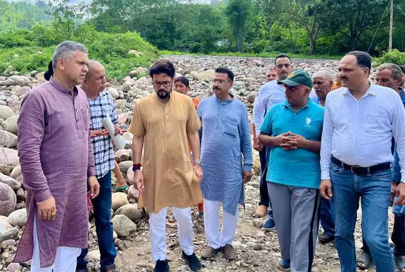 अनुराग ने बाढ़ प्रभावित Mandi क्षेत्रों का दौरा किया अनुराग ने बाढ़ प्रभावित Mandi क्षेत्रों का दौरा किया