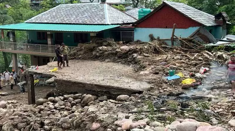Seraj में ग्रामीणों ने लापता प्रियजनों का अंतिम संस्कार किया Seraj में ग्रामीणों ने लापता प्रियजनों का अंतिम संस्कार किया