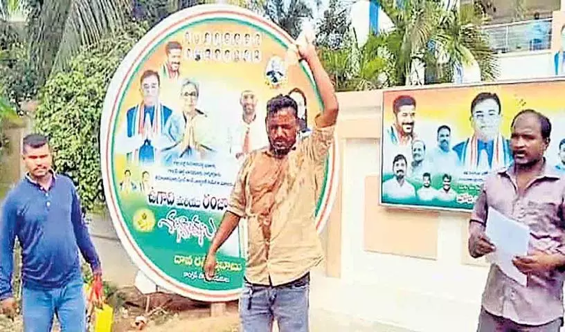 विधायक कार्यालय के सामने किसान ने की आत्महत्या की कोशिश विधायक कार्यालय के सामने किसान ने की आत्महत्या की कोशिश