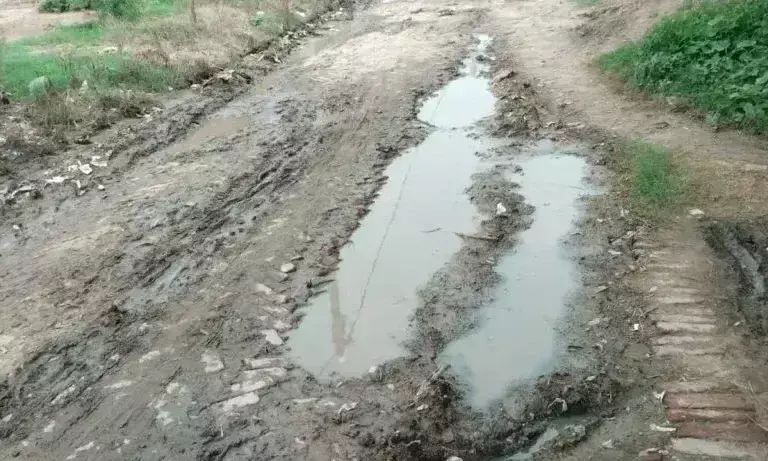 Sitapur: विकास कार्यों में गड़बड़ी से ग्रामीणों ने जताया विरोध Sitapur: विकास कार्यों में गड़बड़ी से ग्रामीणों ने जताया विरोध