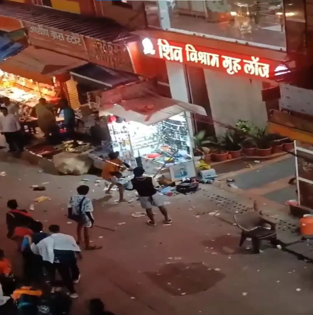 BREAKING: चश्मा खरीदने को लेकर हुआ विवाद, कांवड़ियों के भेष में असामाजिक तत्वों ने की तोड़फोड़ BREAKING: चश्मा खरीदने को लेकर हुआ विवाद, कांवड़ियों के भेष में असामाजिक तत्वों ने की तोड़फोड़