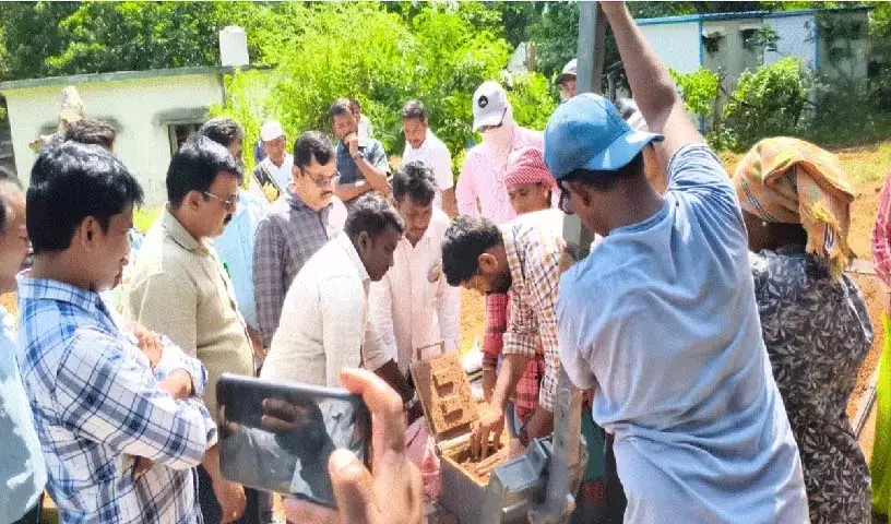 कलेक्टर ने ईंट बनाने की तकनीक के बारे में मजदूरों को जागरूक किया कलेक्टर ने ईंट बनाने की तकनीक के बारे में मजदूरों को जागरूक किया