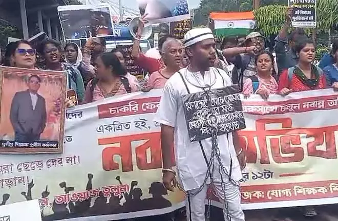 SSC:हजारों बेरोजगार सड़क पर नारेबाजी करते हुए SSC:हजारों बेरोजगार सड़क पर नारेबाजी करते हुए