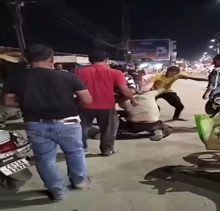 जूटमिल मारपीट में साजिश की बू? पुलिस को सूचना देने वाले को ही बना दिया आरोपी जूटमिल मारपीट में साजिश की बू? पुलिस को सूचना देने वाले को ही बना दिया आरोपी