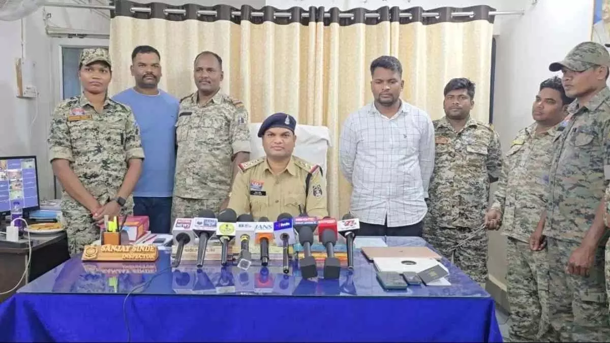 CG: ऑनलाइन-ऑफलाइन करोड़ों की ठगी करने वाला आरोपी गिरफ्तार CG: ऑनलाइन-ऑफलाइन करोड़ों की ठगी करने वाला आरोपी गिरफ्तार