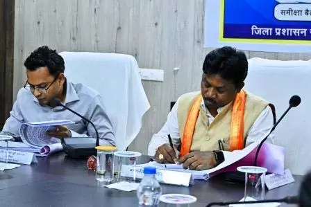 आपसी सामंजस्य से कार्य करें अधिकारी, हितग्राहियों को दें लाभ: सांसद महेश कश्यप आपसी सामंजस्य से कार्य करें अधिकारी, हितग्राहियों को दें लाभ: सांसद महेश कश्यप