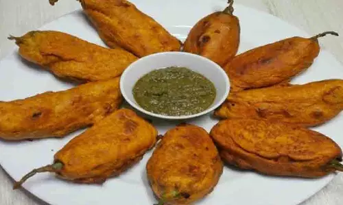 Green chilli pakoras: बारिश के मौसम में कुछ चटपटा और तीखा खाने का मन है तो इन्हें ट्राई करें Green chilli pakoras: बारिश के मौसम में कुछ चटपटा और तीखा खाने का मन है तो इन्हें ट्राई करें