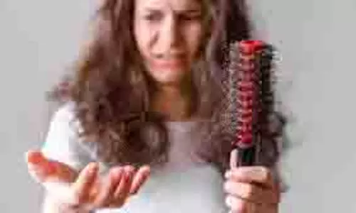 Hair Fall: मानसून में बाल झड़ने के कारण और प्रभावी उपचार