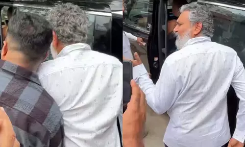 राजामौली ने कोटा श्रीनिवास राव के घर पर सेल्फी ले रहे फैन को दिया धक्का