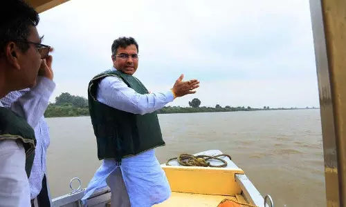 मंत्री परवेश ने नाव से यमुना का निरीक्षण किया मंत्री परवेश ने नाव से यमुना का निरीक्षण किया