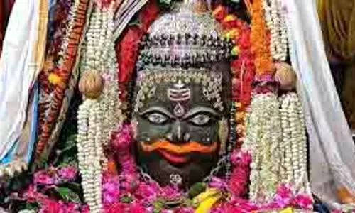 Ujjain: भक्तों को दर्शन देने के लिए सुबह 2.30 बजे ही जाग उठे बाबा महाकाल, सावन के पहले सोमवार पर किया गया सुंदर श्रृंगार