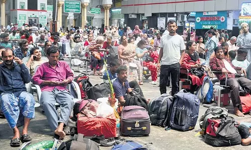 मालगाड़ी में आग लगने से चेन्नई में रेल सेवाएं बाधित, हजारों लोग फंसे मालगाड़ी में आग लगने से चेन्नई में रेल सेवाएं बाधित, हजारों लोग फंसे