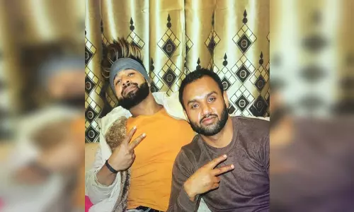 दो दोस्तों ने एक-दूसरे पर किए चाकू से ताबड़तोड़ वार, डबल मर्डर से हड़कंप