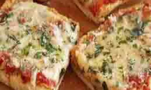 Bread Pizza: भूख शांत करना चाहते हैं तो कम समय में तैयार करें ये ब्रेड पिज्जा