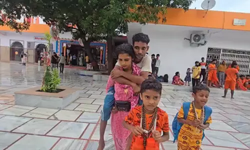 दिव्यांग पति को कंधों पर बैठाकर हरिद्वार पहुंची पत्नी, दक्षिणेश्वर महादेव में किया जलाभिषेक