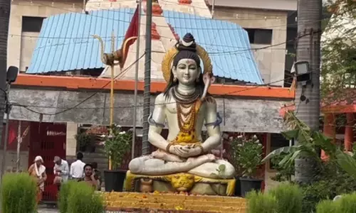 श्रावण का पहला सोमवार: मंदिरों में उमड़े भक्त, कांवड़ यात्रा के लिए कड़ी सुरक्षा श्रावण का पहला सोमवार: मंदिरों में उमड़े भक्त, कांवड़ यात्रा के लिए कड़ी सुरक्षा
