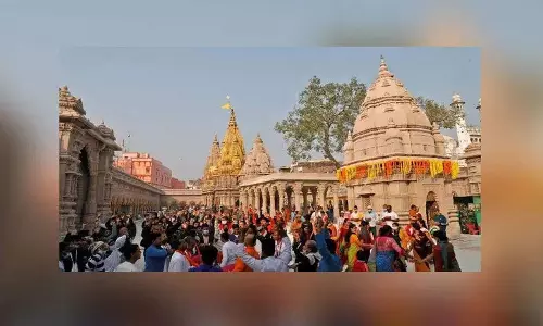 सावन के पहले सोमवार को काशी विश्वनाथ में उमड़ी भारी भीड़ सावन के पहले सोमवार को काशी विश्वनाथ में उमड़ी भारी भीड़