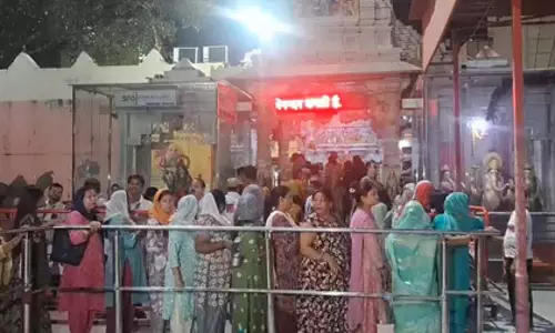 गाजियाबाद के दूधेश्वर नाथ मंदिर में भक्तों की लंबी कतार, सुरक्षा के व्यापक इंतजाम गाजियाबाद के दूधेश्वर नाथ मंदिर में भक्तों की लंबी कतार, सुरक्षा के व्यापक इंतजाम