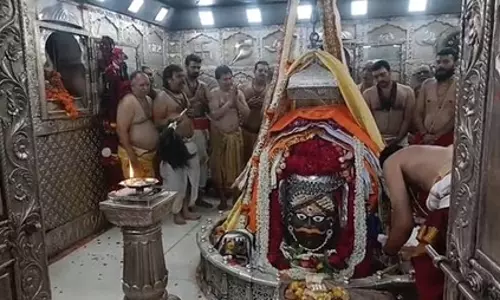 उज्जैन: महाकालेश्वर मंदिर में लगा शिवभक्तों का तांता, शाम को नगर भ्रमण पर निकलेंगे बाबा महाकाल