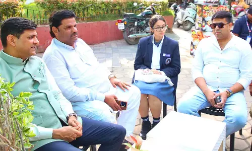 कक्षा से परिषद तक: किशोर को शहर के शासन का अनुभव