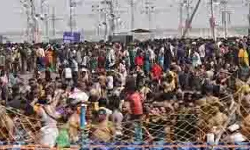 UP News: उमस और बारिश के बीच दिखा आस्था का अद्भुत संगम
