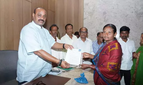 AP: मंत्री किंजरापु अच्चन्नायडू ने बेघरों को घर के प्लॉट वितरित किए